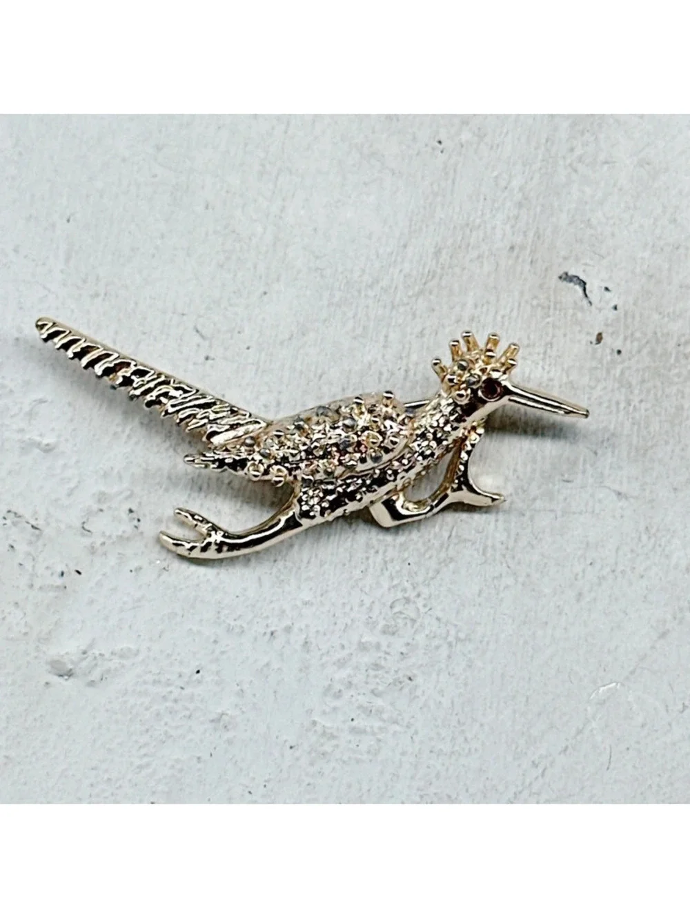 862mc. Goldtone Roadrunner Brooch Preloved
